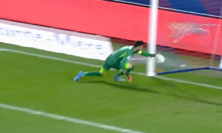 ¿El gol más surrealista en propia puerta de la temporada?