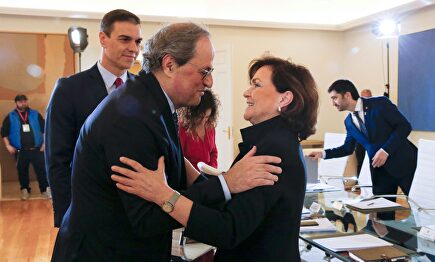 Quim Torra saluda a Carmen Calvo en Moncloa ante sonriente mirada de Pedro Sánchez | EFE