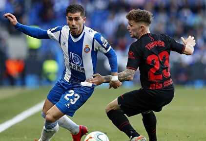 Adrián Embarba desborda a Trippier. | EFE