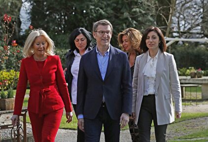 Alberto Núñez Feijóo junto a las cabezas de lista por Pontevedra, Lugo, Orense y Coruña | EFE