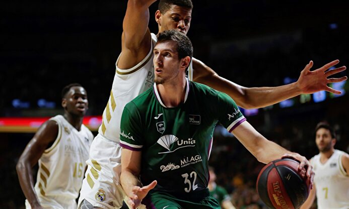 Rubén Guerrero, en acción ante Tavares durante el Unicaja-Real Madrid. | EFE