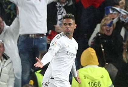 Mariano Díaz celebra su gol al Barcelona en el Clásico liguero del Santiago Bernabéu. | EFE