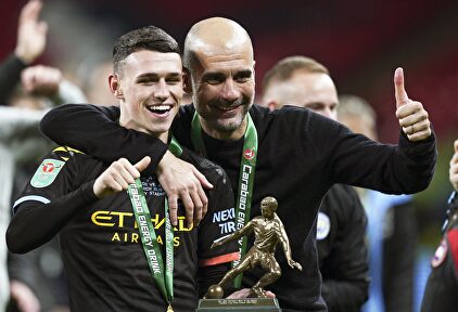 Pep Guardiola (d) celebra junto a Phil Foden el título de la Carabao Cup (Copa de la Liga). | EFE