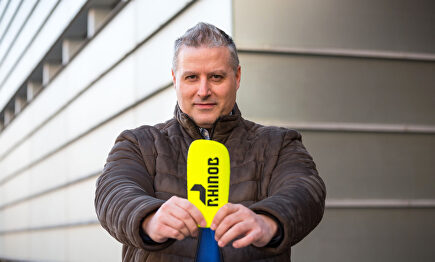 Carlos Barrigüete, CEO de la empresa Rhinob, muestra a LD uno de sus productos estrella, las espinilleras ProShields. | David Alonso Rincón