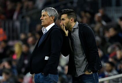 Quique Setién junto a su segundo, Eder Sarabia. | EFE