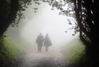 Dos peregrinos realizando el Camino de Santiago | Cordon Press