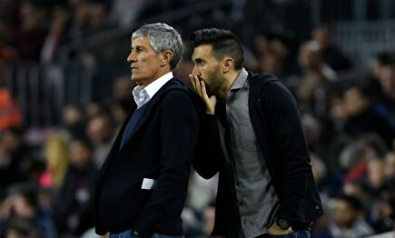 Quique Setién junto a su segundo, Eder Sarabia. | EFE