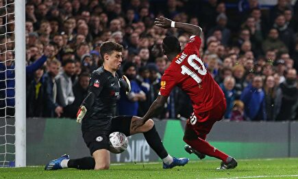 Kepa Arrizabalaga desbarata una ocasión de Sadio Mané durante el Chelsea-Liverpool. | Cordon Press