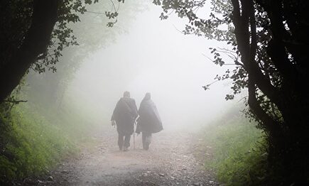 Dos peregrinos realizando el Camino de Santiago | Cordon Press