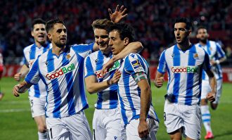 Mikel Oyarzabal (c) es felicitado por su gol al Mirandés en Anduva. | EFE