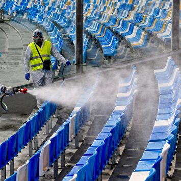 Miembros del 'Napoli Servizi' fumigan el estadio San Paolo en Nápoles | EFE