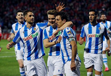 Mikel Oyarzabal (c) es felicitado por su gol al Mirandés en Anduva. | EFE