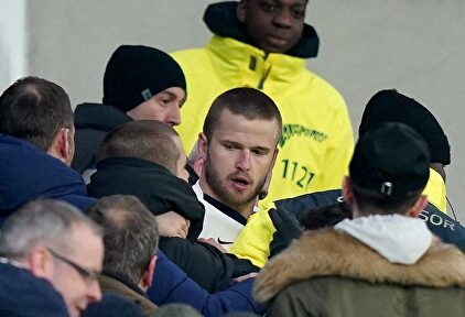 Eric Dier sube a la grada del Tottenham Stadium para pelearse con un aficionado. | Cordon Press