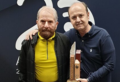 César Pérez de Tudela y Juanma Rodríguez posan con el premio Cuentamontes en esRadio. | GD