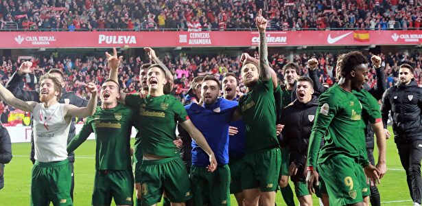Los jugadores del Athletic celebran el pase a la final en el césped de Los Cármenes. | EFE