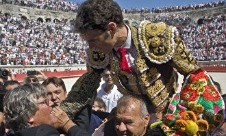 José Tomás saliendo por la Puerta de los Cónsules de Nimes. | Simon Casas Production