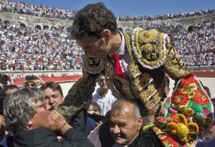 José Tomás saliendo por la Puerta de los Cónsules de Nimes. | Simon Casas Production