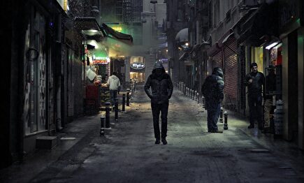 Un hombre con una capucha camina solo por una calle. | Pixabay