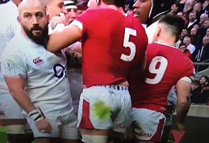 El inglés Joe Marler pellizca a un rival en sus partes nobles durante el Seis Naciones