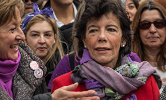 La ministra de Educación, Isabel Celaá, en la manifestación del domingo en Madrid | C.Jordá