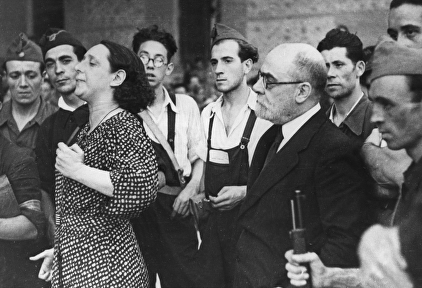 La socialista Margarita Nelken con miembros del Frente Popular español y francés en Toledo en agosto de 1936 | Cordon Press