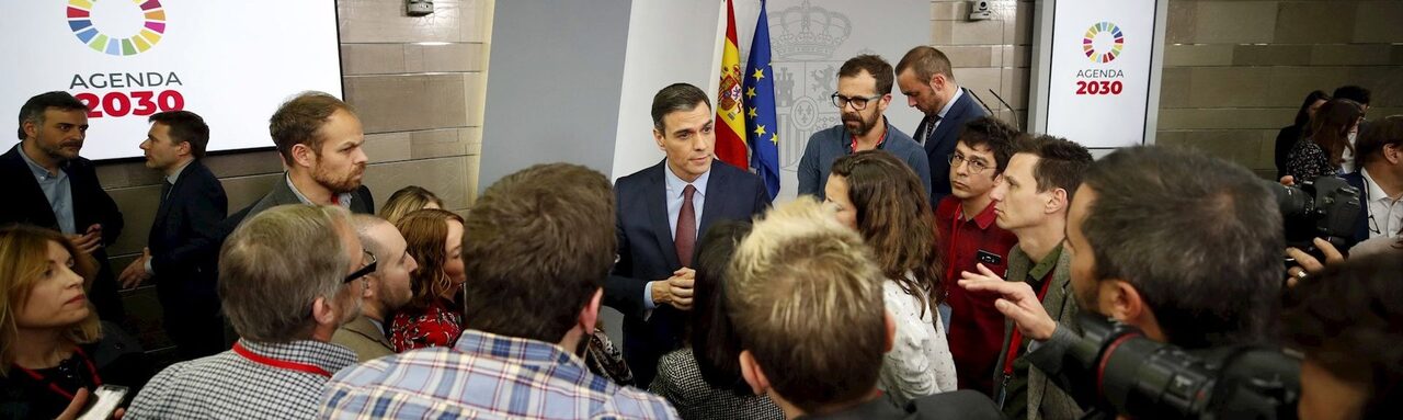 Pedro Sánchez atiende a los periodistas al término de su rueda de prensa en Moncloa. | EFE
