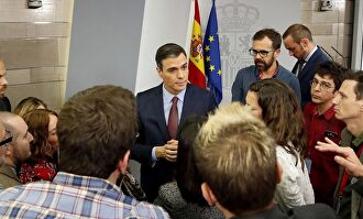 Pedro Sánchez atiende a los periodistas al término de su rueda de prensa en Moncloa. | EFE