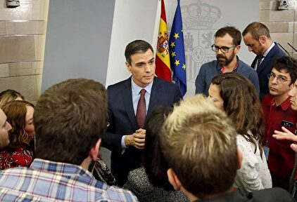 Pedro Sánchez atiende a los periodistas al término de su rueda de prensa en Moncloa. | EFE