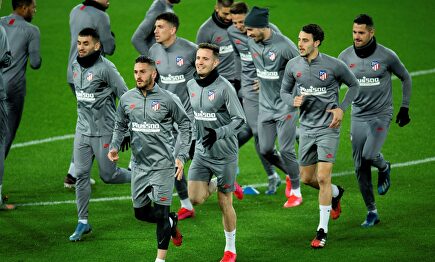 Los jugadores del Atlético de Madrid entrenan en el estadio de Anfield. | EFE
