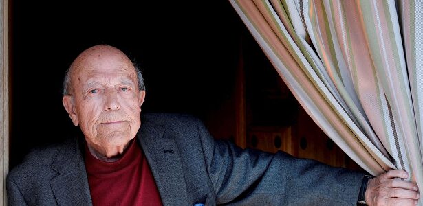 José Jiménez Lozano, en su casa de Alcazarén (Valladolid) | EFE