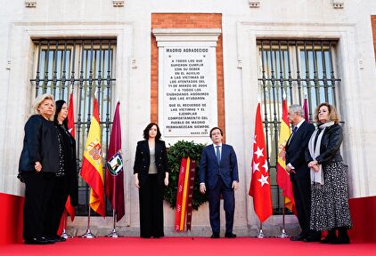 Isabel Díaz Ayuso y José Luis Martínez Almeida en el homenaje en la Puerta del Sol.. | Twitter