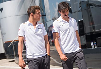 Carlos Sainz (d) y Lando Norris, pilotos del equipo McLaren. | EFE