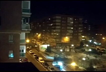 Los madrileños dan un caluroso aplauso a los sanitarios desde sus balcones
