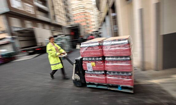 Reponedora en un supermercado en Valencia | EFE