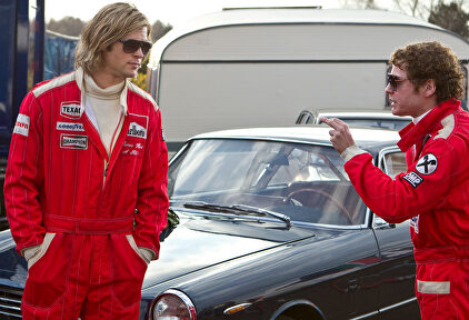 Chris Hemsworth (James Hunt) y Daniel Bruhl (Niki Lauda), durante una secuencia de la película Rush. | Fotograma