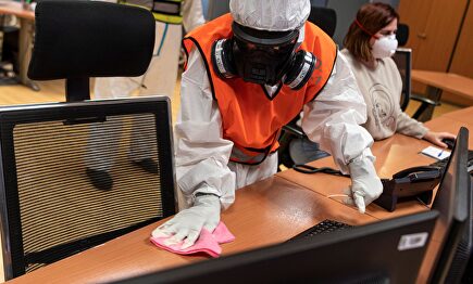 Desinfección en una sede de la DGT | EFE