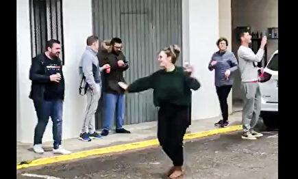 Insólitas imágenes de la alcaldesa de Masalavés de juerga, cerveza en mano, en plena cuarentena