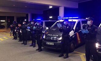 España se une: Policías y guardias civiles emocionan a los sanitarios con sus homenajes