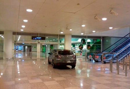 El vehículo tal y como ha quedado dentro del aeropuerto. | Europa Press