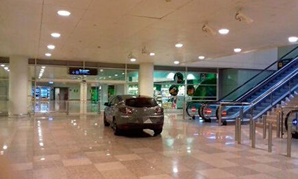 El vehículo tal y como ha quedado dentro del aeropuerto. | Europa Press