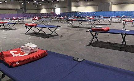 Las camas ya instaladas en el recinto ferial para las personas sin hogar. | EFE