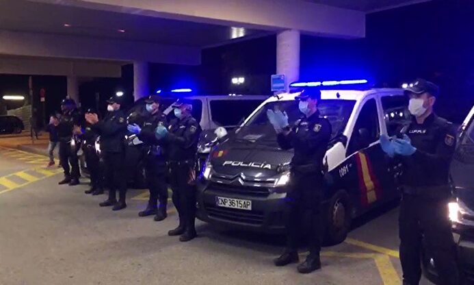 España se une: Policías y guardias civiles emocionan a los sanitarios con sus homenajes