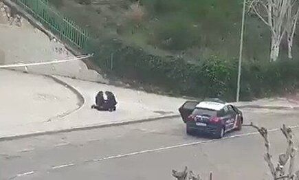 Los vecinos increpan a una mujer detenida por salir a correr: "¡No te resistas y déjales trabajar, idiota!"