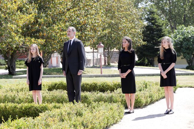 Los reyes Felipe y Letizia y sus hijas Leonor y Sofía guardan un minuto