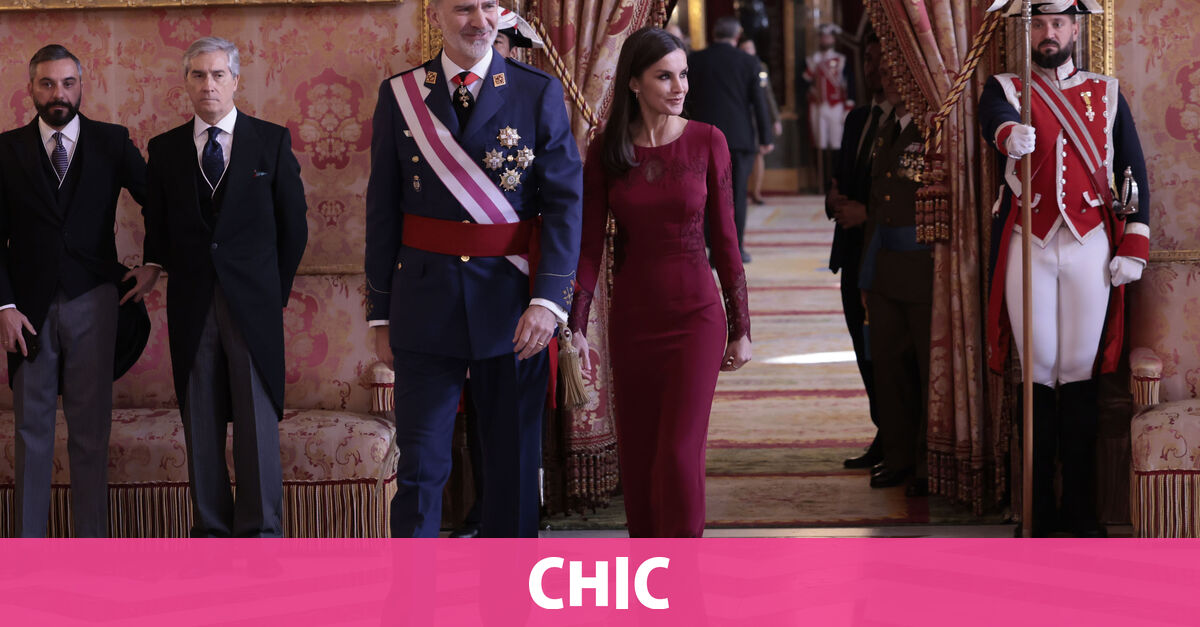 La Reina Letizia Espl Ndida Con Un Vestido Encaje Y Transparencias