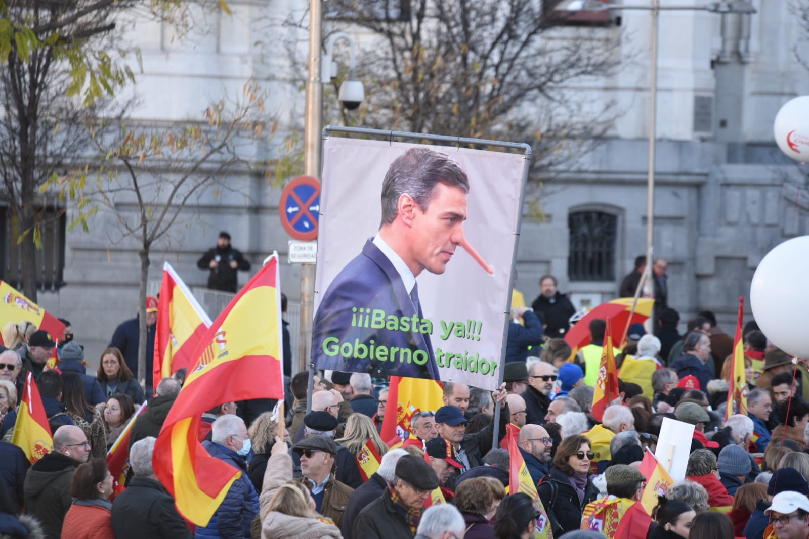 Manifestación por España y la Constitución en Cibeles Así defiende la