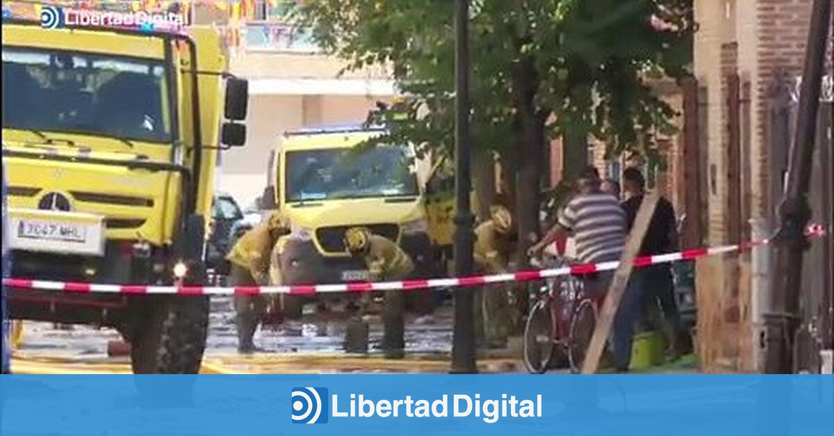 Calles Llenas De Escombros Y Casas Embarradas En Varios Pueblos De