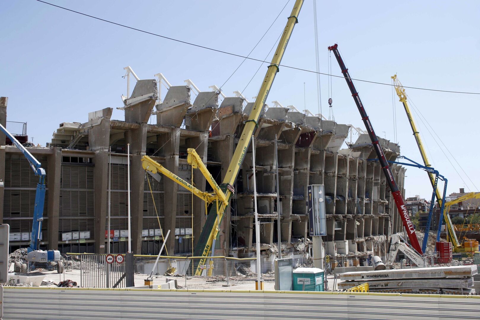 Multan Al Bar A Por Obras En El Camp Nou Fuera Del Horario Legal