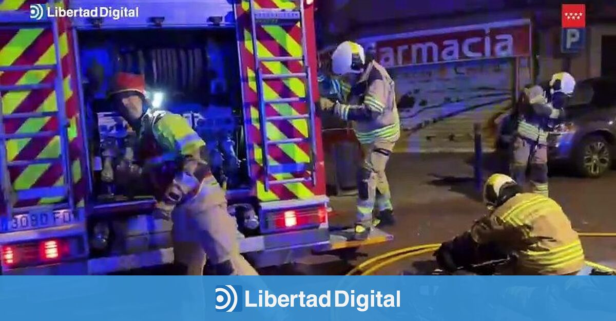 Un aparatoso incendio en Alcorcón provoca un herido muy grave y once