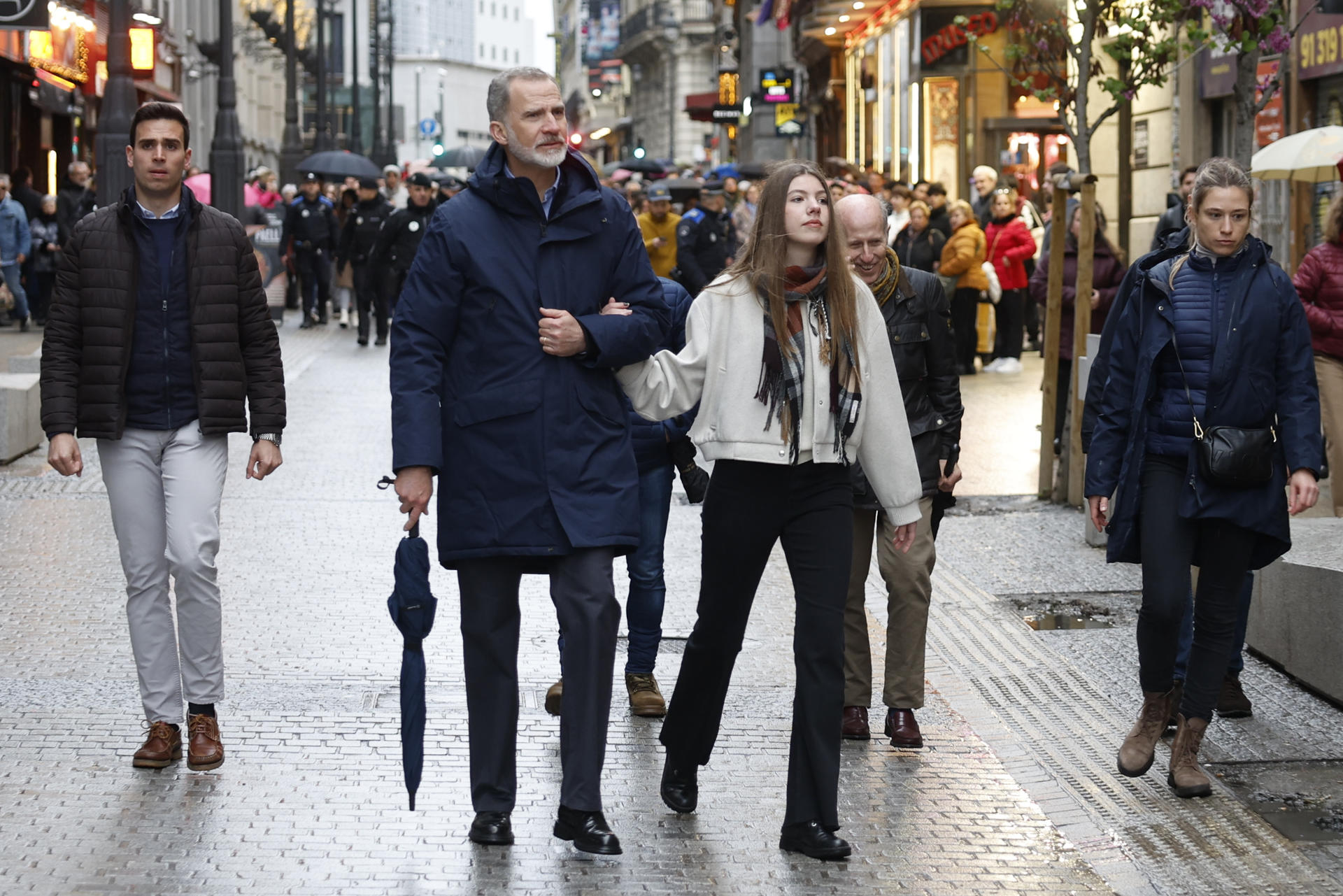 Los Reyes Y Sus Hijas Disfrutan De Un Paseo Por La Capital Pasado Por